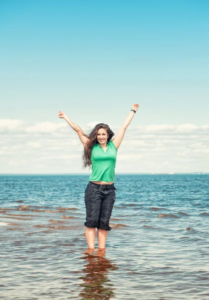 Glad kvinna i vattnet i havet — Stockfoto