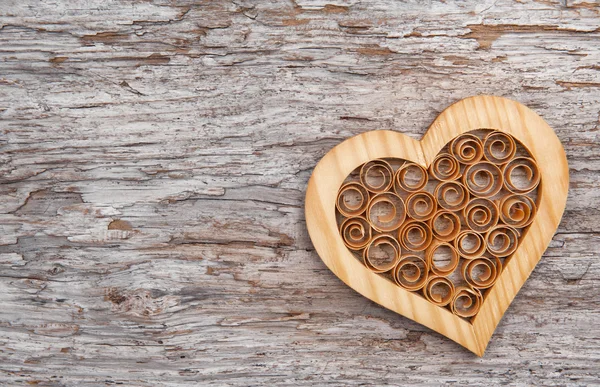 Corazón decorativo de madera en la madera vieja —  Fotos de Stock