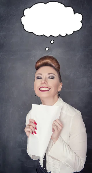 Mulher feliz recebendo carta — Fotografia de Stock