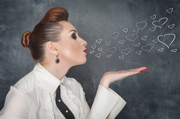 Hermosa mujer enviar dibujar corazones — Foto de Stock