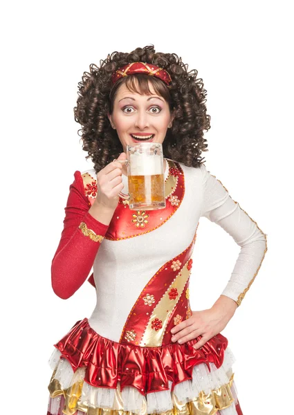 Danseuse irlandaise heureuse buvant de la bière — Photo