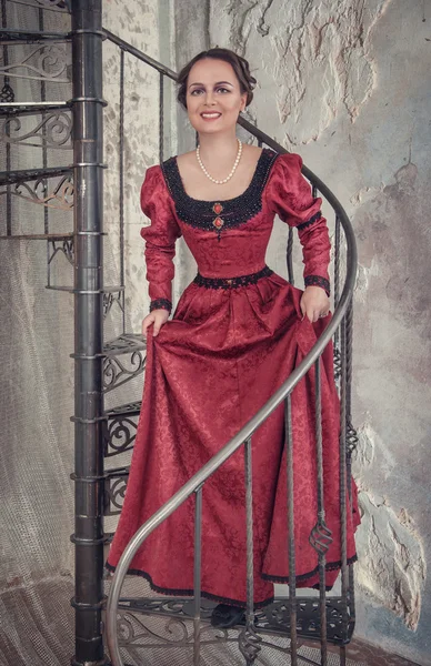 Hermosa mujer en vestido medieval en la escalera — Foto de Stock