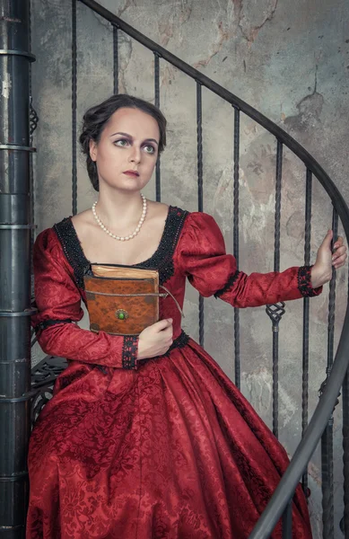 本と中世のドレスで美しい女性 — ストック写真