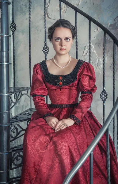 Hermosa mujer en vestido medieval en la escalera — Foto de Stock