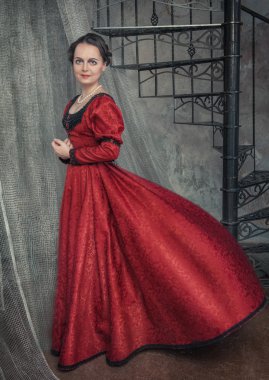 Ortaçağ elbiseli güzel kadın