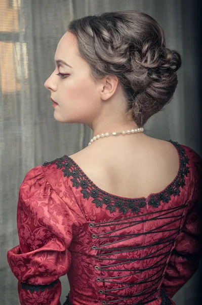 Mulher medieval bonita em vestido vermelho — Fotografia de Stock