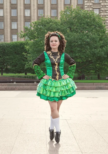 Jeune femme en robe de danse irlandaise posant — Photo