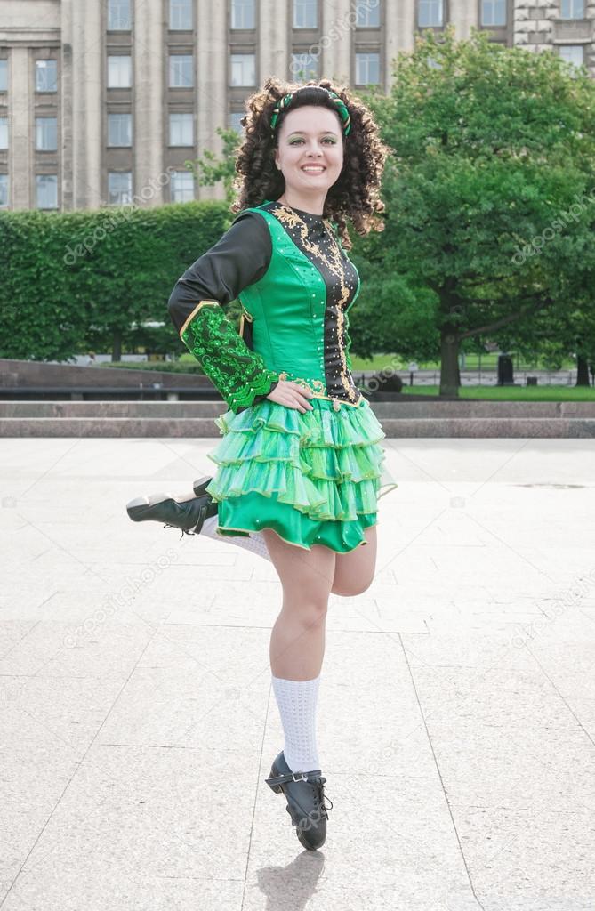Femme en robe de danse irlandaise danse Photo de stock par DarkBird 48814977