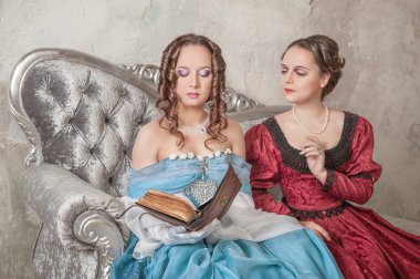 iki güzel kadın kanepe Ortaçağ elbiseler