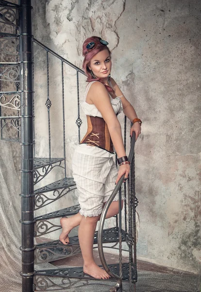 Belle femme steampunk sur l'escalier — Photo