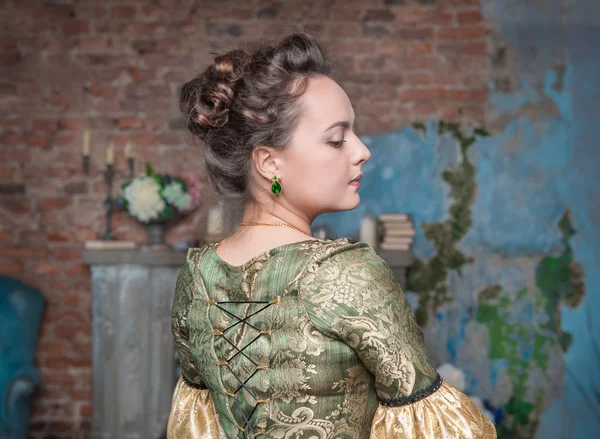 Hermosa mujer en vestido medieval —  Fotos de Stock