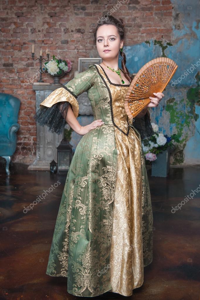 Hermosa mujer en vestido medieval con abanico: fotografía de stock ©  DarkBird #48945071
