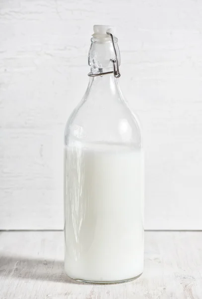 Verse melk in de oude ouderwetse fles — Stockfoto