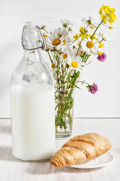 Leche fresca en botella a la antigua con croissant —  Fotos de Stock