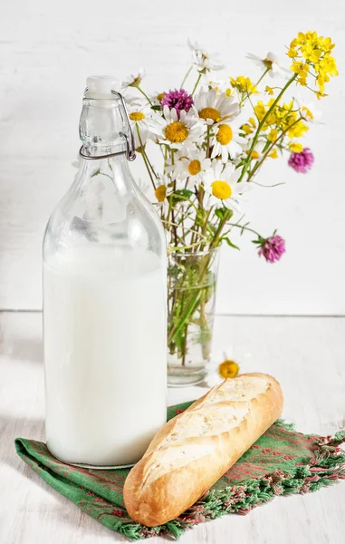 Leche fresca en botella a la antigua con baguette — Foto de Stock