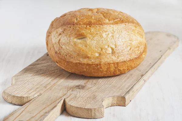 Pão caseiro na tábua de madeira — Fotografia de Stock