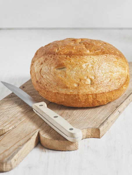 Hausgemachtes Brot auf dem Holzbrett — Stockfoto
