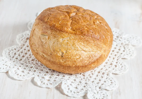 Pão caseiro no guardanapo de renda — Fotografia de Stock