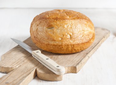 domowy chleb na desce