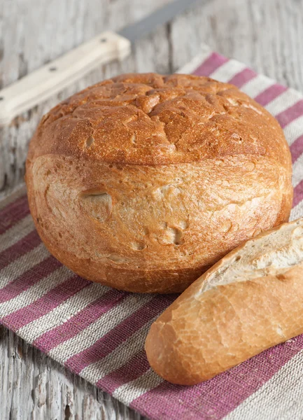 Domowy chleb na desce — Zdjęcie stockowe