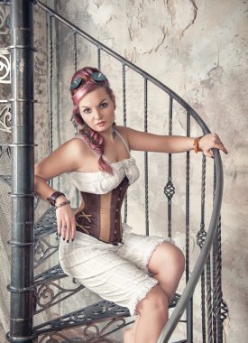 Güzel steampunk kadın merdiven üzerinde