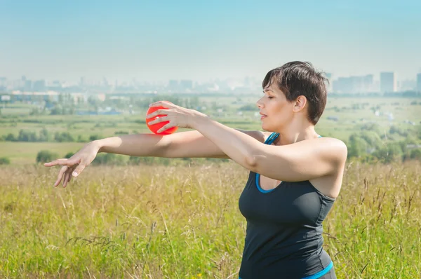 Frau trainiert mit Ball — Stockfoto