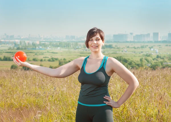 Frau trainiert mit Ball — Stockfoto