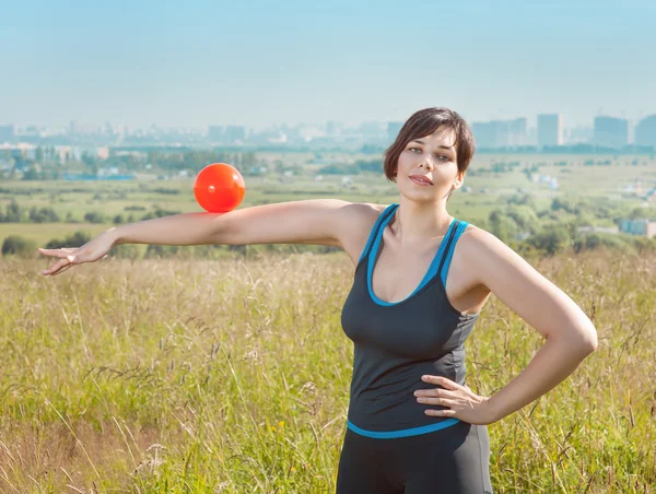 Vrouw trainen met de bal — Stockfoto