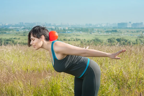 Mulher exercitando com bola — Fotografia de Stock