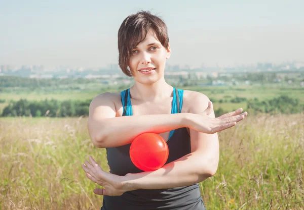 Красивая женщина упражняется с мячом — стоковое фото