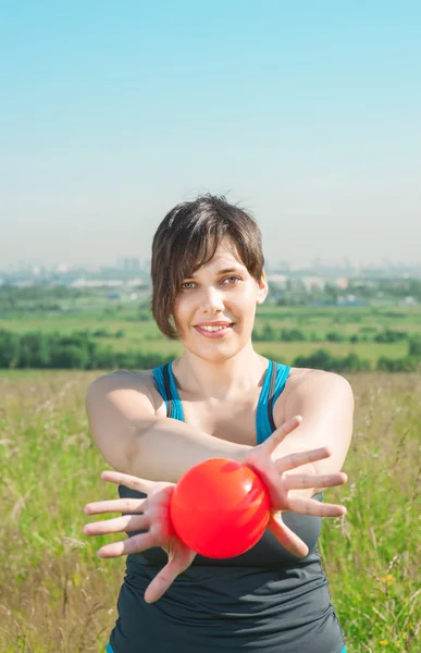 Mooie vrouw trainen met de bal — Stockfoto