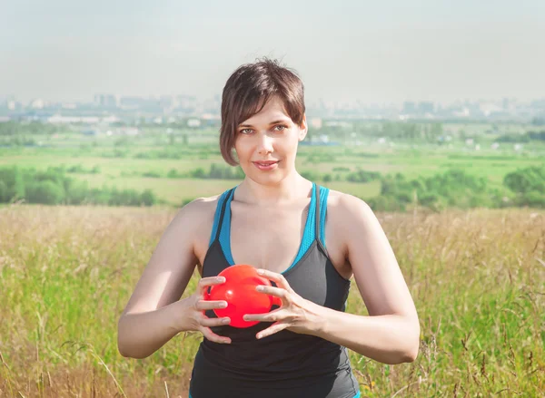 Güzel artı boyutu kadın egzersiz topu ile — Stok fotoğraf