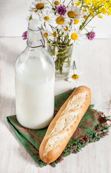 Färsk mjölk i gamla gammaldags flaska med baguette — Stockfoto