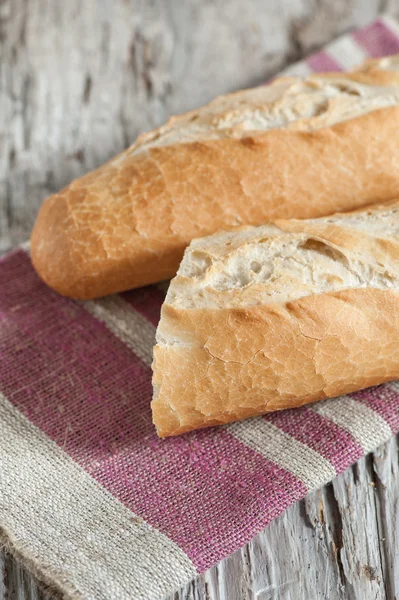 Baguette på trä ombord — Stockfoto