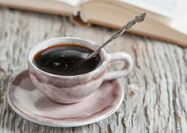 Taza de café y libro abierto — Foto de Stock