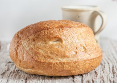 ev yapımı ekmek ve süt ahşap tahta üzerinde