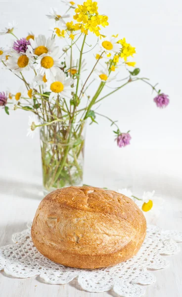 Pão caseiro e flores silvestres — Fotografia de Stock