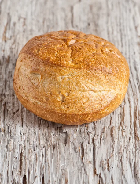 Zelfgebakken brood op de houten bord — Stockfoto