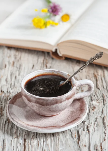 Taza de café y flores en libro abierto — Foto de Stock