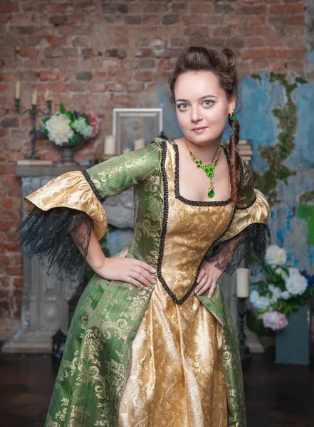 Hermosa mujer en vestido medieval — Foto de Stock