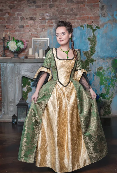 Hermosa mujer en vestido medieval — Foto de Stock