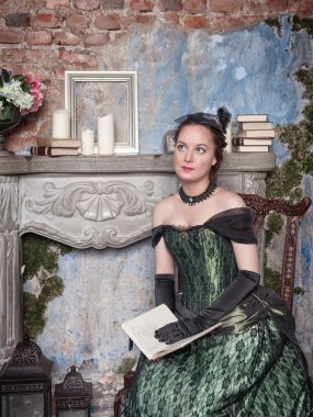 Ortaçağ elbiseli güzel kadın