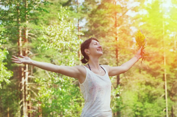 快乐的女人户外 — 图库照片