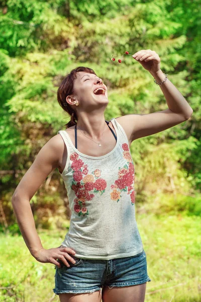 Vrouw eten aardbei buiten — Stockfoto