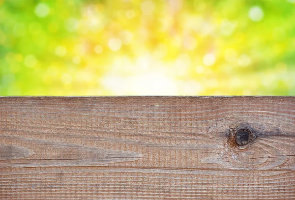 Leeg houten bord met abstracte zomer achtergrond — Stockfoto