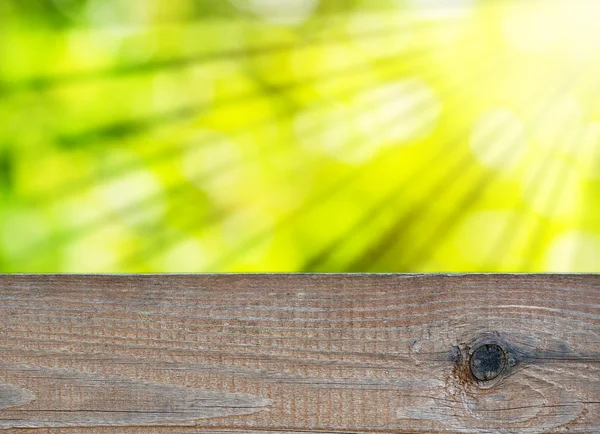 Leere Holztafel mit abstraktem Sommerhintergrund — Stockfoto