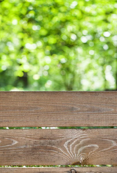 Leeg rustieke houten bord met abstracte zomer achtergrond — Stockfoto