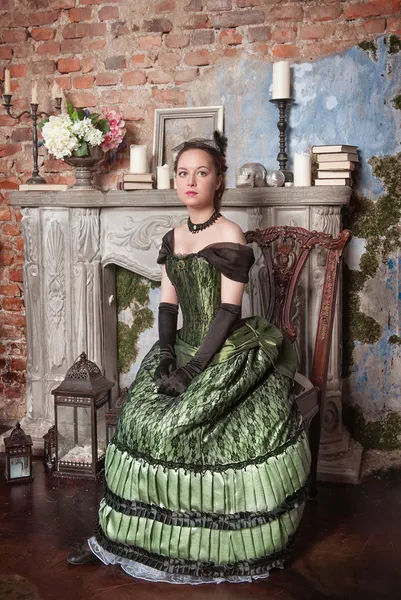 Hermosa mujer en vestido medieval — Foto de Stock