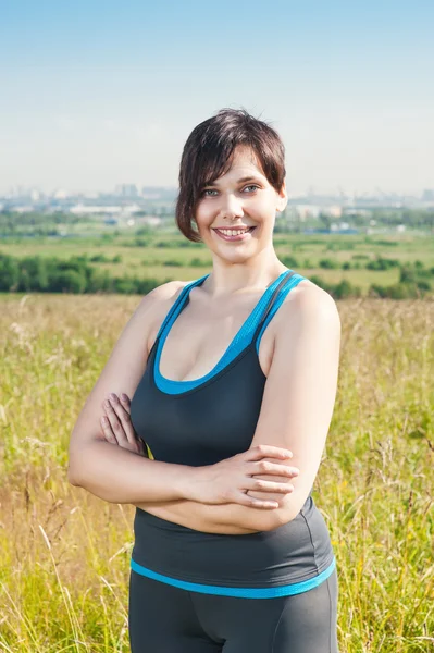 Fitness plus size kvinna leende — Stockfoto