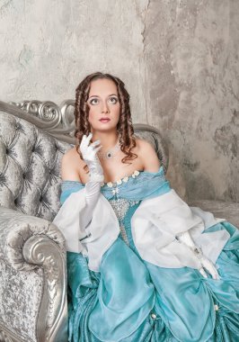 Divan Ortaçağ elbiseli güzel kadın